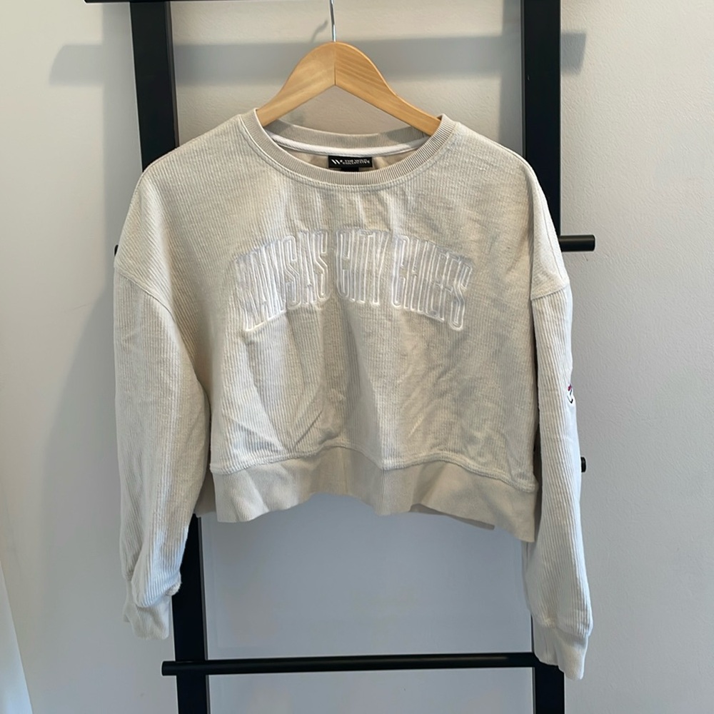 The Wild Collective Cream Kansas City Chiefs Long Sleeve Crop Top